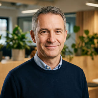 James Mitchell, identificado como Diretor Executivo da Nébula Capitório, numa imagem de perfil